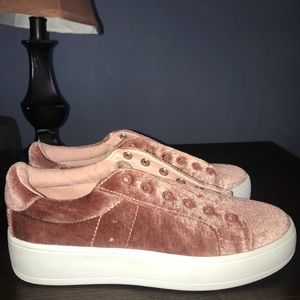 STEVE MADDEN NEVER WORN slip on sneakers